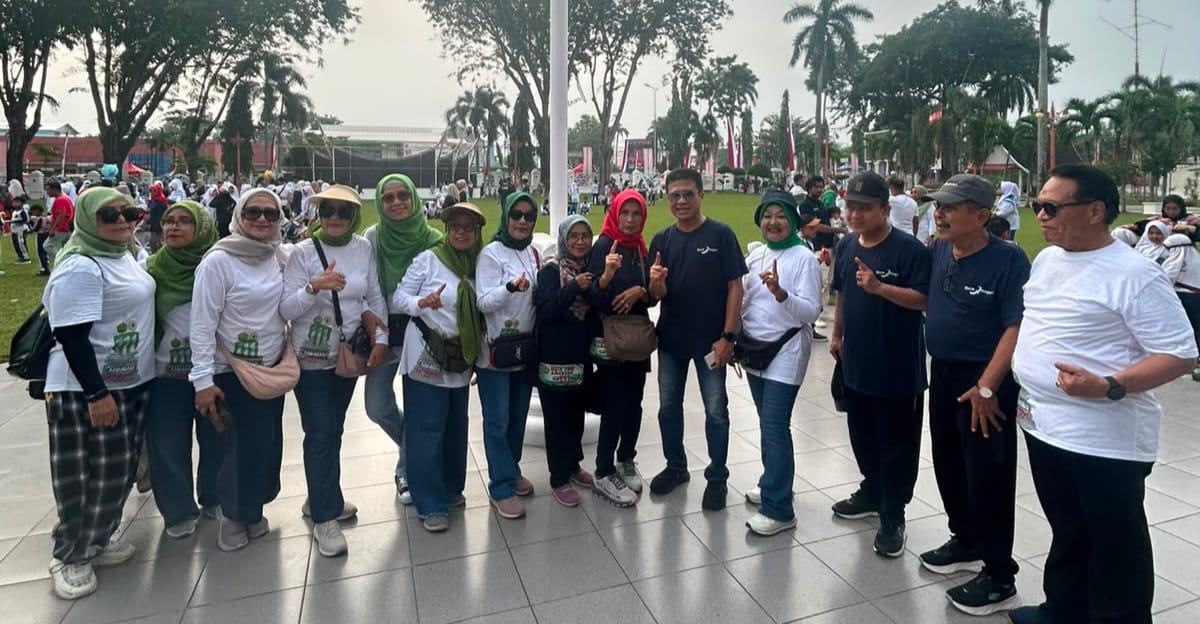 Asisten II Setdaprov Sumatera Barat, Adib Alfikri saat mewakili Gubernur Sumbar menghadiri Jalan Sehat HUT YSO Adabiah ke 111 di Padang (Foto: Istimewa)